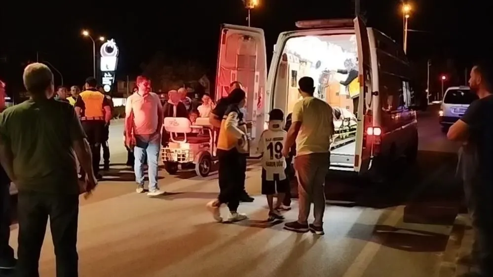 1788647102505.jpeg Çorum'da otomobil ile elektrikli motosiklet çarpıştı: 2'si çocuk 3 yaralı-1