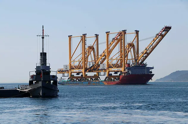 Çanakkale Boğazı'nda dikkat çeken hareketlilik! Dev gemi geçiş yaptı