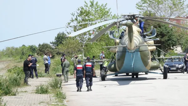 giresun-tirebolu-sahiline-1-gun-arayla-2-kez-acil-inis-yapan-azerbaycan-hava-kuvvetlerine-ait-mi-17-tipi-helikopter-icin-parca-ve-muhendis-bekleniyor-1621689356222.jpg Giresun Tirebolu sahiline 1 gün arayla 2 kez acil iniş yapan Azerbaycan Hava Kuvvetleri'ne ait Mİ-17 tipi helikopter için parça ve mühendis bekleniyor-12