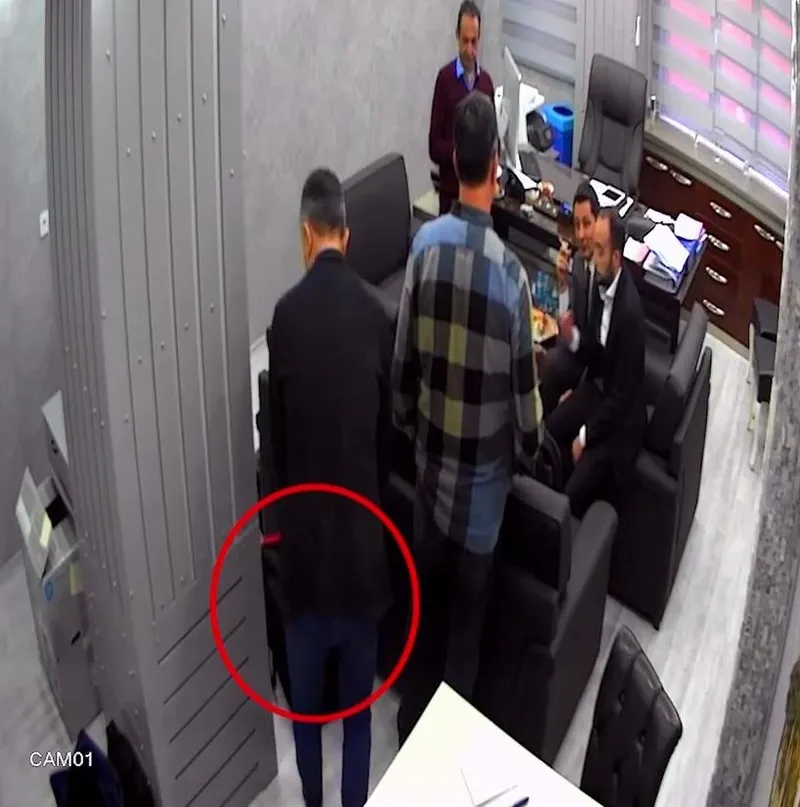 chpdeki-saibede-yeni-goruntu-balya-balya-para-dolu-canta-agir-geldi-surukleyerek-goturduler-1711022174949.jpeg CHP'deki şaibede yeni görüntü! Balya balya para dolu çanta ağır geldi, sürükleyerek götürdü... Başrolde İmamoğlu'nun müdürü-2