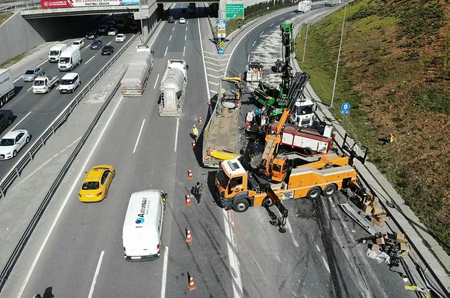 TEM'de trafiği kilitleyen kaza! Tonlarca ağırlığındaki makine yola düştü