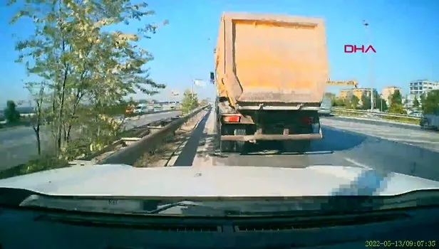 İstanbul'da otomobil hafriyat kamyonunun altında kalmaktan son anda kurtuldu