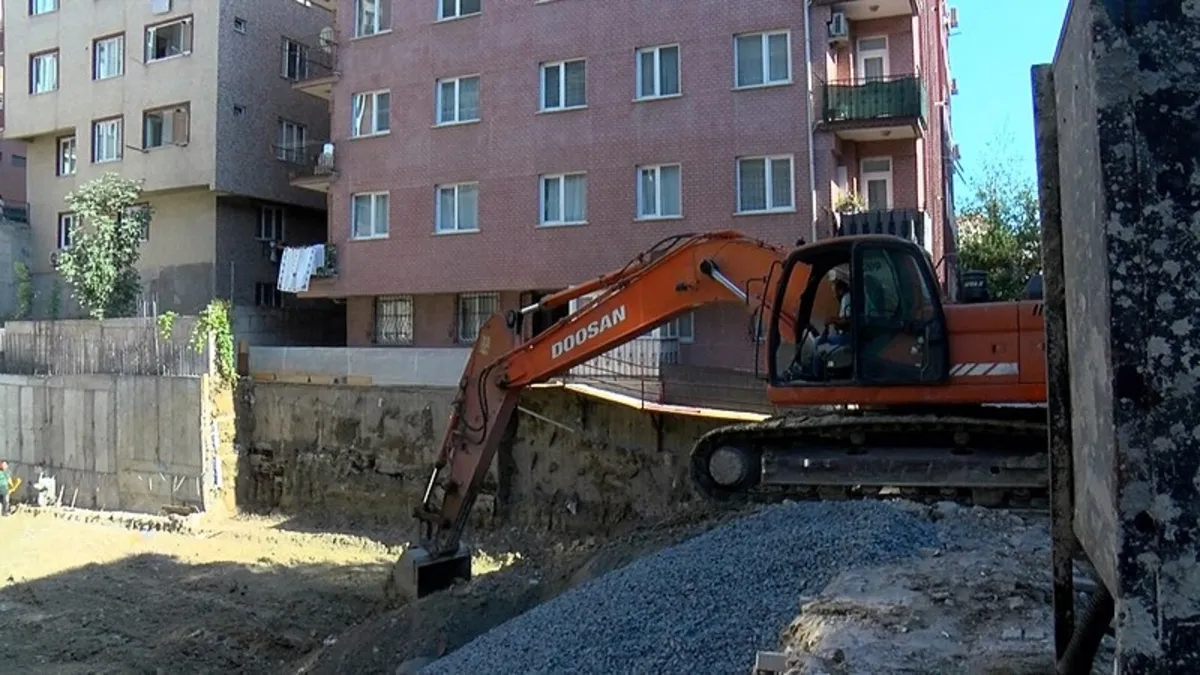İstanbul Bahçelievler’de çökme yaşandı: Evlerine vinçle girdiler