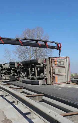 TEM'de tır devrildi! Trafik kilitlendi