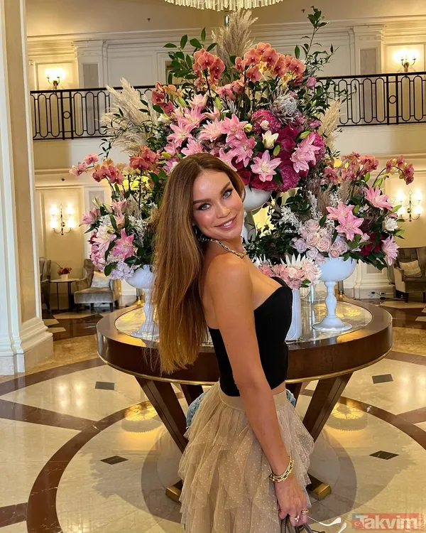 Şallı'nın Paylaşımı Sosyal Medyayı Sallarken Ünlü İsmin Hem Annesi Hem De Ablası Güzellikleriyle Hayran Bıraktı.