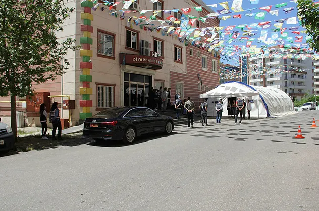 Evlat nöbetindeki aileleri çileden çıkaran olay! HDP'li vekiller makam aracı ile gelince...