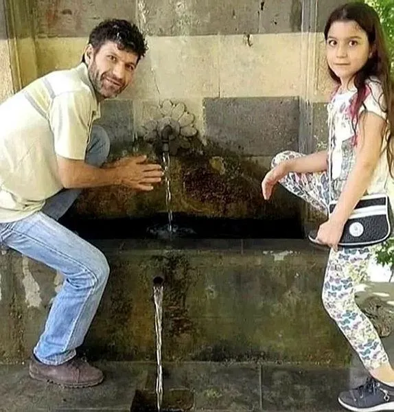 kizinin-elini-tuttugu-fotografla-gundem-olmustu-mesut-hancer-felaketin-yil-donumunde-konustu-1707224746927.jpeg Kızının elini tuttuğu fotoğrafla gündem olmuştu! Mesut Hançer felaketin yıl dönümünde konuştu-3