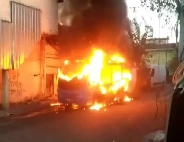 Park halindeki minibüs alev topuna döndü