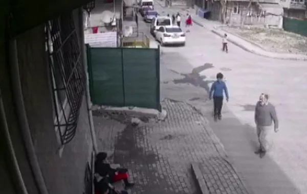 dehset-anlari-kamerada-kucuk-cocuklara-kemerle-saldirdi-1615442400350.jpg Dehşet anları kamerada! Küçük çocuklara kemerle saldırdı-2