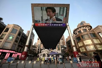 Japonya şokta! Eski Başbakan Shinzo Abe’nin ölümü ülkeyi yasa boğdu! Vurulduğu yerde dua ettiler