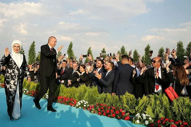 Türkiye'nin İlk Başkanı Erdoğan top atışı ve dualarla göreve başladı