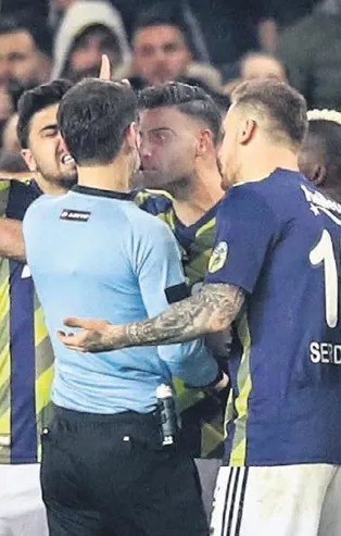 Deniz Türüç ve Ersun Yanal'a 1 maç ceza