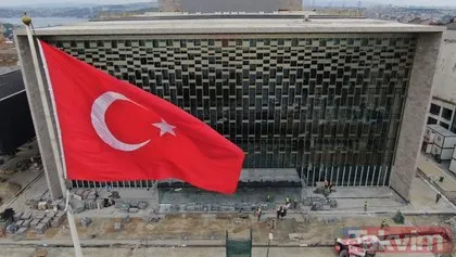 SON DAKİKA: Taksim’de yapımında sona yaklaşılan AKM’nin önündeki panolar kaldırılınca ön cephe ortaya çıktı