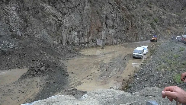 artvin-erzurum-karayolu-iki-farkli-noktada-meydana-gelen-heyelan-nedeniyle-ulasima-kapandi-1628523229053.jpeg Artvin-Erzurum karayolu iki farklı noktada meydana gelen heyelan nedeniyle ulaşıma kapandı-3