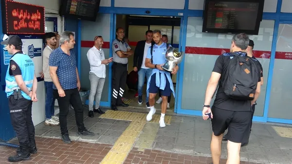 trabzonspor-trabzona-super-kupayla-dondu-1659280430018.jpg Trabzonspor Trabzon'a Süper Kupayla döndü-3
