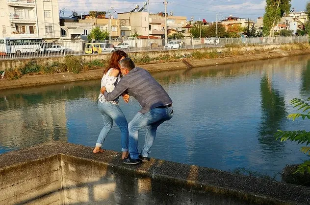 Adana Yüreğir'de intihara kalkışan kadını polis kurtardı