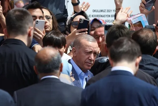14 Mayıs Cumhurbaşkanlığı ve Milletvekili seçimlerinde oy verme sırasında Başkan Erdoğan’ı fark etmeyen seçmenin şaşkınlığı gülümsetti-2