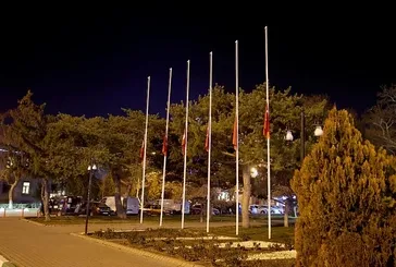 Milli yas ilanının ardından bayraklar yarıya indirildi