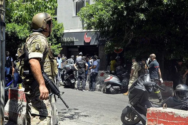 lubnanda-rehine-krizi-hesabindaki-parayi-cekemedigi-iddia-eden-sahis-bankada-ates-acti-1660223104113.jpeg Lübnan'da rehine krizi! "hesabındaki parayı çekemediği" iddia eden şahıs bankada ateş açtı-4