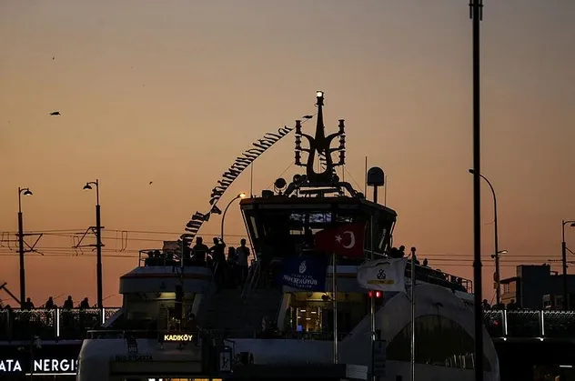 Kadıköy-Eminönü seferini yapan vapurun motor kısmında yangın çıktı