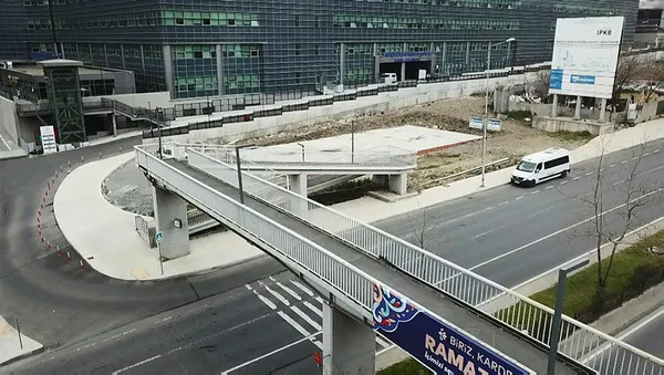 1618741990964.jpg İstanbul'da yaya geçidinde tepki çeken görüntü! "Çok şaşırdık"-5