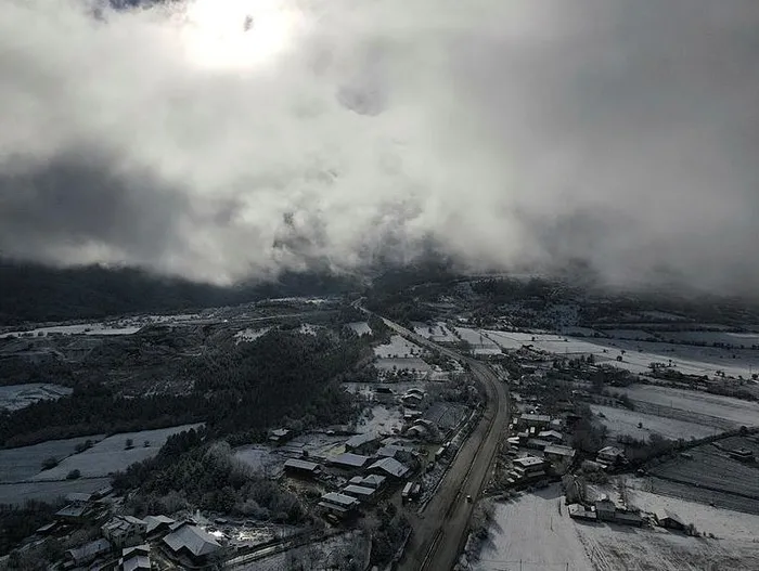 beklenen-kar-yagisi-basladi-cadde-ve-sokaklar-beyaza-burundu-yollar-ulasima-kapandi-a-haber-muhabirleri-sahada-1702818200975.jpeg Beklenen kar yağışı başladı | Cadde ve sokaklar beyaza büründü yollar ulaşıma kapandı! A Haber muhabirleri sahada: İşte yurttan görüntüler-11