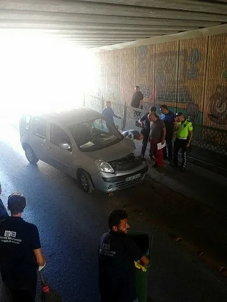 Sakarya'da bir alt geçitte korkunç kaza! Kamyonet ile otomobil kafa kafaya çarpıştı-3