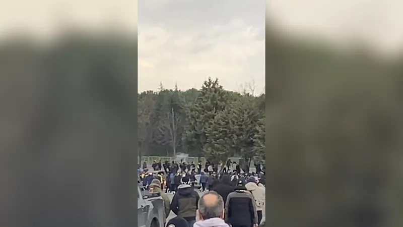 galatasaray-fenerbahce-super-kupa-maci-oncesi-taraftarlar-arasinda-gerginlik-1768054300982.jpg Galatasaray - Fenerbahçe Süper Kupa maçı öncesi taraftarlar arasında gerginlik!-3