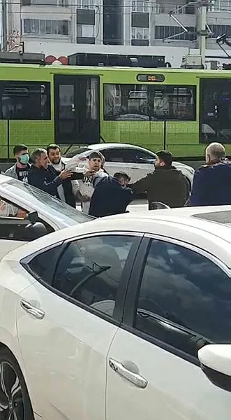 bursada-iki-gencin-omuz-atma-tartismasi-kavgaya-donustu-once-kafa-atti-1615823775625.jpg Bursa'da iki gencin "Omuz atma" tartışması kavgaya dönüştü! Önce kafa attı...-2