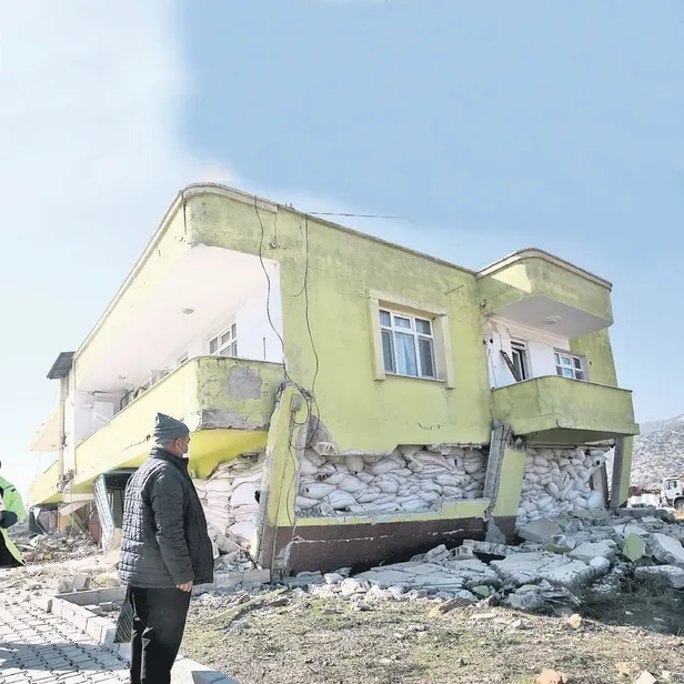 1676934651752.jpeg Beyoğlu Belediyesi, Yardım Kampüsü'nde depremzedelere hizmet veriyor.-3