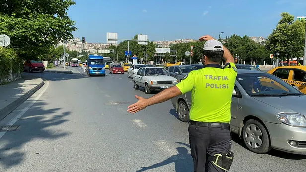 polisle-tika-basa-dolu-minibus-arasinda-nefes-kesen-kovalamaca-1592986096488.jpg Polisle tıka basa dolu minibüs arasında nefes kesen kovalamaca-2