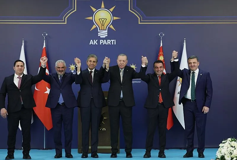 Başkan Erdoğan, partisinin genel merkezinde düzenlenen Grup Toplantısı'na katıldı. Erdoğan, partisine katılan yeni üyelere rozetlerini taktı, hatıra fotoğrafı çektirdi. (AA)