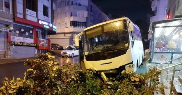 Esenyurt’ta feci kaza! Servis midibüsü kaldırımdaki ağaca çarparak durabildi: 1 ölü