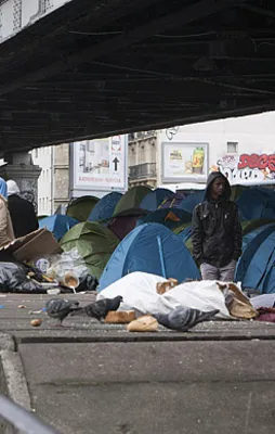 Paris'te köprü altındaki sığınmacılara operasyon