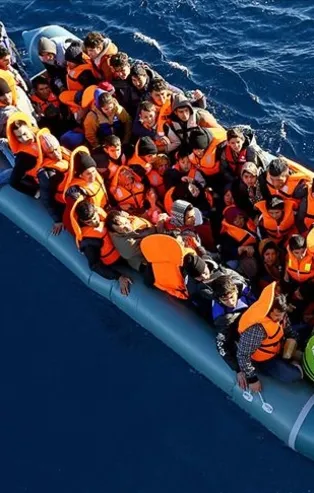 İzmir açıklarında 50 kaçak göçmen yakalandı