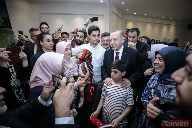 Başkan Erdoğan'a Malezya’da coşkulu karşılama: Seninleyiz Reis