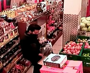 Müşteri gibi girdi! Tost makinesini çalarak kaçtı