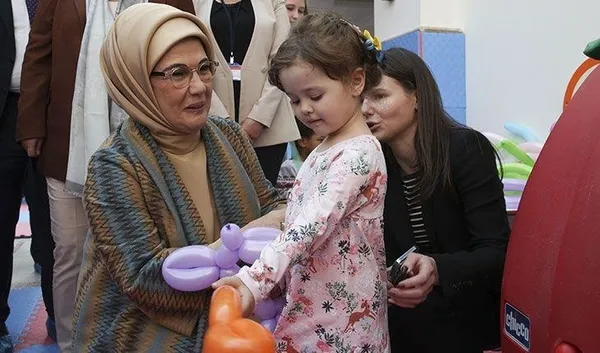 ukrayna-first-ladysi-olena-zelenska-emine-erdogana-minnettar-hayat-kurtarmaktan-daha-onemli-bir-sey-yoktur-1695930456699.jpeg Zelenskiy'nin eşi Olena Zelenska, Emine Erdoğan'a Ukraynalı yetim çocuklar için yaptıklarından dolayı minnettar: "Hayat kurtarmaktan daha önemli bir şey yoktur"-2