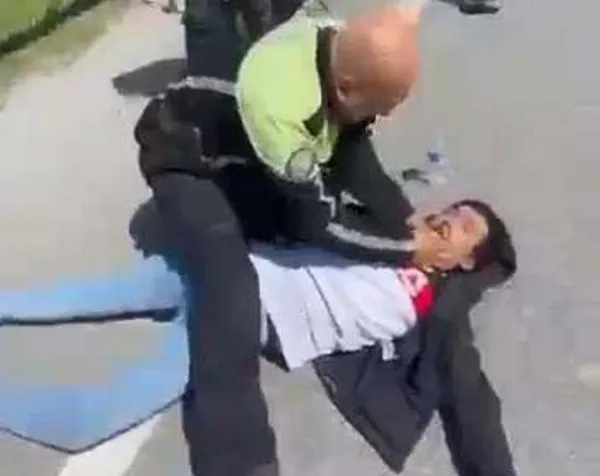 trafik-polisi-hayat-kurtardi-kalem-yardimiyla-ilk-mudahale-yapti-1652090420481.jpg Trafik polisi hayat kurtardı! Kalem yardımıyla ilk müdahale yaptı-5