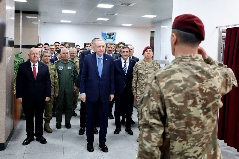 recep-tayyip-erdogan-mehmetciklerle-iftarda-bulustu-15-temmuz-kahramani-omer-halisdemirin-anitinda-dua-etti-1772650563257.jpeg Başkan Erdoğan Mehmetçiklerle iftarda buluştu: 15 Temmuz kahramanı Ömer Halisdemir’in anıtında dua etti-2