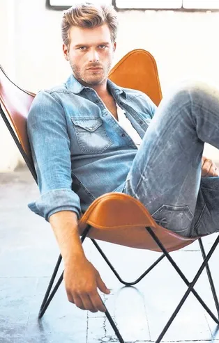 Başak Dizer, 39 yaşına basan ve baba olarak ilk yaş gününü kutlayan Kıvanç Tatlıtuğ'a el yapımı kolye hediye etti