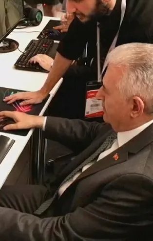 Binali Yıldırım 'PUBG' oynadı: ''Torunlar oynuyor ama öğretmiyor'' dedi