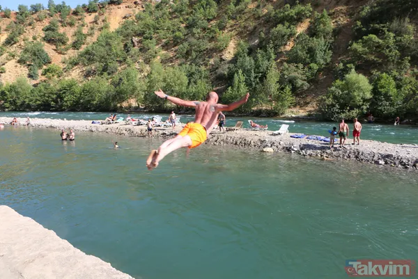 Tunceli'de 40 derece sıcaktan bunalanlar Munzur ve Pülümür çaylarında serinledi - 4