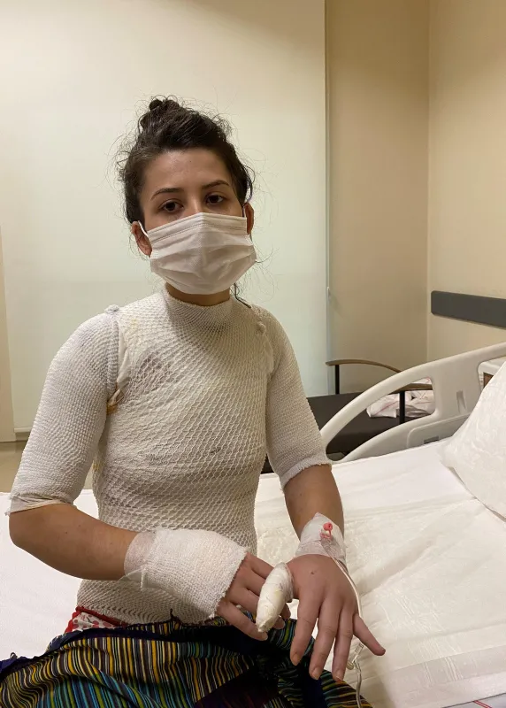 esinin-sicak-su-dokerek-hasladigi-rukiye-ayin-yurek-yakan-sozleri-bana-abla-diyor-1611992016829.jpg Eşinin sıcak su dökerek haşladığı Rukiye Ay'ın yürek yakan sözleri: Bana abla diyor-12