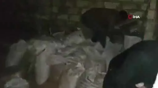 Azerbaycan askerinden zalimlere ders gibi hareket: Ağdam’ın tahliyesinde Ermeni sivillere yardım etti-4