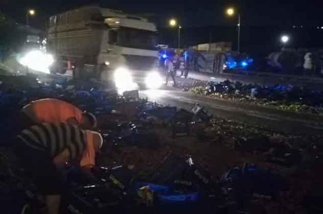 D-100’de tır devrildi sebzeler yola saçıldı