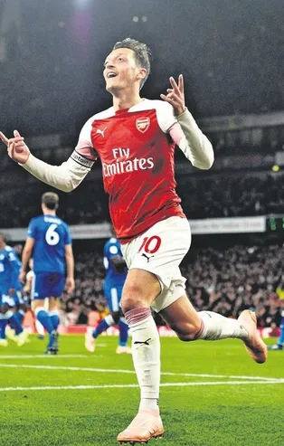 Mesut Özil'den ay-yıldızlı hareket