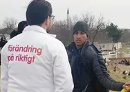 Avrupada göçmen paniği bunu da yaptırdı! İsveç Demokratlarının lideri Jimmie Akesson sınırda broşür dağıttı