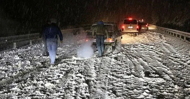 Denizli- Antalya kara yolu yoğun kar yağışı nedeniyle çift yönlü olarak ulaşıma kapatıldı