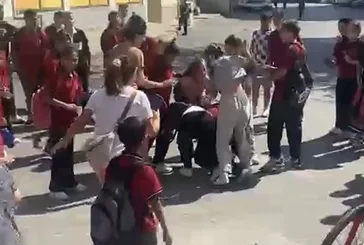 İzmir’de korkunç görüntüler! Akranları 12 yaşındaki kız çocuğunu acımasızca dövdü | "Ya Ahmet Minguzzi gibi vefat etseydi?"